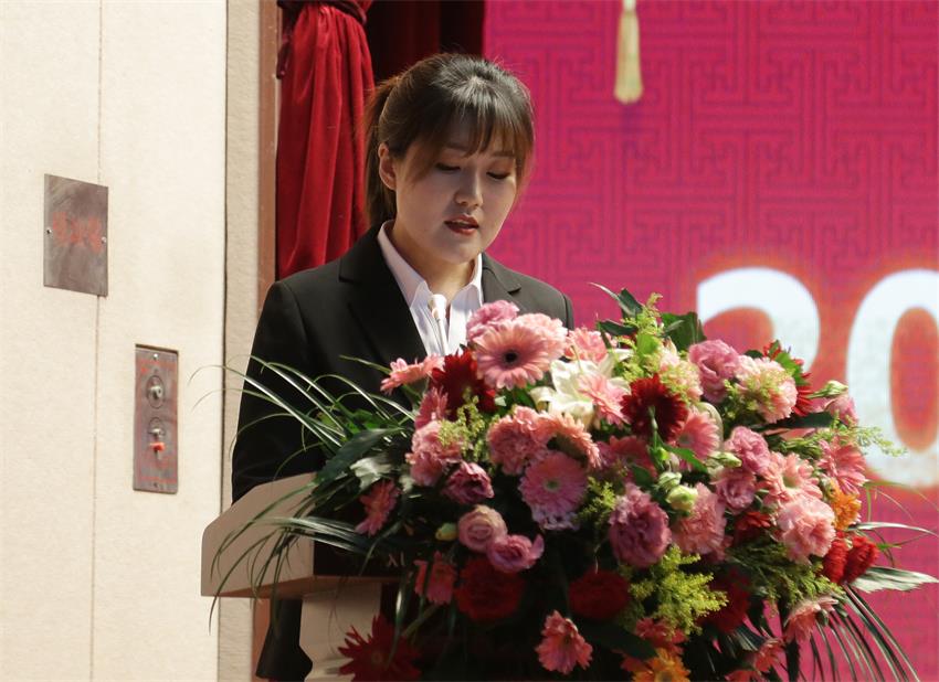 集團(tuán)副總、江蘇樹恩教育科技有限公司總經(jīng)理郭晏彤同志宣讀《關(guān)于2019年寶潤集團(tuán)下達(dá)各校區(qū)招生計劃的意見》